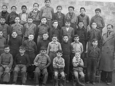 grup0017  FILA 1: HORTOLÀ, RAMON LLOVERA, JOSEP VIDAL ROSERA "GALL", EMILIO SARDÀ REBULL, JOSEP RIBELLES, EUGENI MESSEGUER, FRANCESC GÓMEZ "FELIPET", JOSEP FARRAN I SALVADOR SUÑÉ. FILA 2: PAQUITO "CAL BAQUÉ", JOSEP SIMÓ GRIÑÓ "BOSINS", RAMON RAMIS, MAURICI RAMIS, RAMON COSTAFREDA "ROIG", LAHUERTA, FEDERIC FARRAN I RIBELLES "TONYA". FILA 3: HORTOLÀ, MACIÀ SEGURA, "CABALÉ", JOSEP SEGURA "CUCUPAN", RAMON CURCÓ ORIOL "GEPO", MARC BELLET, TONET CURCÓ I JAUME RIBELLES CAPELL. FILA 4: JOAN CURCÓ, LAHUERTA, LAHUERTA, ROIG I RIBELLES "TONYA PETIT". MESTRE DON PASQUAL.