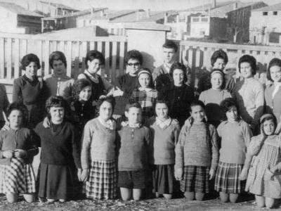 grupramon  GRUP DE BATXILLERAT DE LA SRA. INÈS AL PATI DE LES ESCOLES. NOVEMBRE DE 1962. Fila del darrera: Sucena Ribelles "Marcelino", Avelina Falcó "Porra", Magda Mor (Albagès), M. Carme Farran "Tutusaus", Mª Tresa Bellet "Cal Tonet", Felip Mateu "Girona", Carme Mor (Albagès), Inès Flix, Pilar Farran "Florentina", Inès Pau "mestra de cal Juneda". Al mig: Ramona Bodet "Pasqual", Elisa Rebull, Montserrat Valls i Lolita Farran "Florentina". De genolls: Leonor Farran "Cal caça", Mª Rosa Costafreda "Roig", Pepita Bonet "Macialpau", Ramon Jovells, Pepita Segura, Mª Carme Bodet "Carreter", Roser Puig "paxesc" i M. Goretti Puig.