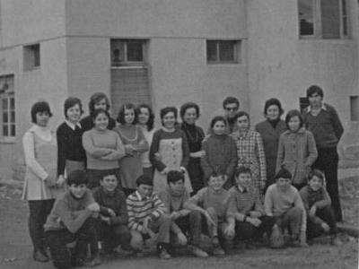 jogrup  ANTONIETA SANS, Mª SALUD PORTA, ROSA ANGELS DURAN, Mª CARME BELLET, Mª ROSA MATEU, LOLITA QUERALT, LAURA FARRAN, SRTA. AGNÈS, Mª TERESA PORTA, SR. RAMON CALVERA, LIDIA BELLET, SRTA. ROSER RAMIS, Mª NEUS INVERNON I MIQUEL HUGUET. SENTATS: JOAN MATEU, ANTONIO PIERA, JOSEP BORRÀS, AGUSTÍ COLUNGO. SISCO MARTÍ, JOSEP Mª JOVELLS, FRANCESC BARBERÀ I SISCO ORONICH.