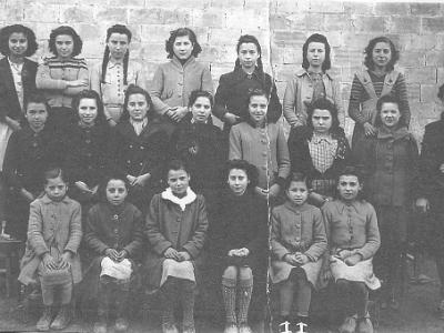 julitacolla  FILA 1: LOLIN "CAL CUSI", PEPETA "DE CAL BASILI", RAMONA SALA, DONA DOMINGO CASES MONTSERRAT REBULL , "DE CAL CATALÀ, REMEI DONA DAMIÀ "GEPO" I NATI SANS. FILA 2: PEPETA "VIVIANA", "DE CAL CUCO", RAMONA BELLET, NITA "XATO", PILAR JOVELLS, VENANCIA I VICENTA ESQUERRA, FILA 3: "DE CAL CATALÀ", (?), "DE CAL CATALÀ", TRESINA"DE LA VAQUERIA", (MERCE REBULL"RATES") I RAMONA OLIVART.