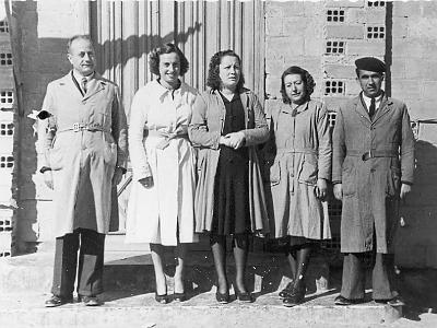sansA0010  ELS MESTRES DE L'ANY 1948: SR. PASQUAL, SRTA. AGNÈS PAU, SRA. PILAR  VALLS "MARIALPAU", SRA. JOAQUIMA I EL SR. ALFONSO.