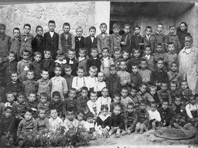 segona0002  SÓN NENS DE CASTELLDANS PERÒ NOMÉS SÉ EL NOM DEL MESTRE: BRUFAU.