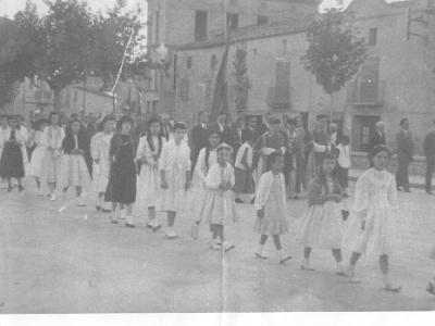Process1  La nena de la dreta: Magda Triquell, Josefa Jové Bellet, Lolita Farran Royo, Regina Farré Griñó, Tresa Costafreda Griñó, Carme Boté Oronich, Mª Teresa Sendra, Pepita Curcó, Roser Bonet Ribelles, Tere Antolino i Antonia Antolino. Homes part central: Ramon Rebull Ribelles, el pare del Jan, Francisco Segura Puigdueta, Josep Farran Miquel. Els tres homes de la dreta; Gabriel Balleste Martí i Salvador Baró.