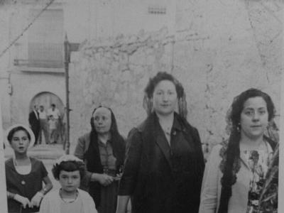 Processo-Q  DEVANT: Mª PILAR EZQUERRA, PILAR CALES, RAMONA L'EUSEBIA. AL FONS LA NENA ES LA PEPITA TOMAS DE CAL JUNEDA I LA DONA LA SUNTA.