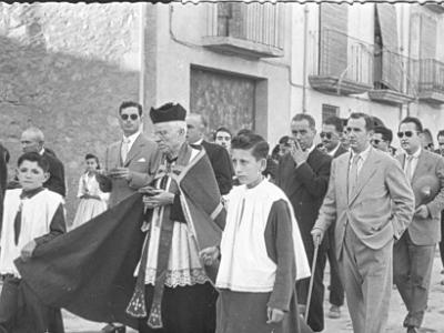 bonet0014  ESCOLÀ ESQUERRA JOSEP Mª BONET, ESCOLÀ DRETA JOSEP FARRÉ SALA, CAPELLÀ MOSSÈN TOMÀS: ÉS VEU EL FRANCISCO SEGURA "MARIAPAULA", JOSEP FARRE, MINGO  RIBELLES "SILA", OCTAVI SOLÉ....
