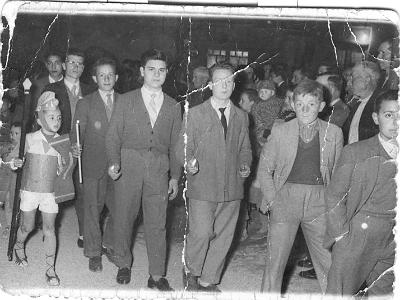 collalocal  EL NEN ÉS EL JORDI EL FILL DEL SECRETARI, FERMIN, CASIMIRO ORONICH, ENRIC EZQUERRA, PEPITO SEGURA, JOSEP Mª GASOL, CARLOS REBULL I EL QUE ES VEU MITJA CARA ÉS EL MIQUEL RIBELLES "SILA".