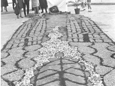 corpus11  LOLITA "FUSTEROIG", RAMON ORONICH I LA CARME SEGURA.  LA SAGRADA FAMILIA FETA AMB PÈTALS EL DIA DE CORPUS A LA PLAÇA.