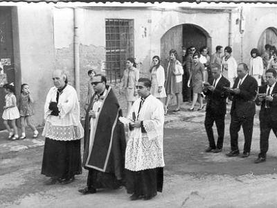 paquebot0024  MOSSÈN QUER DE PROCESSÓ AMB ELS CANTORS HABITUALS: JOSEP MIQUEL, DOMINGO RIBELLES I SOLÉ.