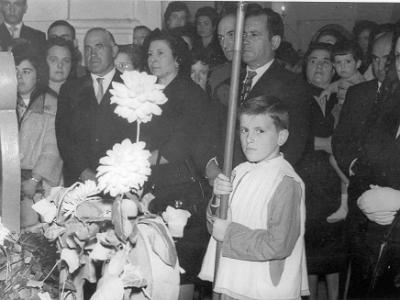 rosa0004  1961. ELS PADRINS DE LES CAMPANES: DOMINGO RIBELLES I MARIA PAU. RAMON VALLS I LA SEVA SENYORA MATEU. LA PRIMERA DE L'ESQUERRA RAMONA PUIG.