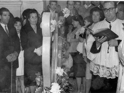 rosa0006  CERIMÒNIA DE LES CAMPANES 1961.ELS PADRINS DE LES CAMPANES JOSEP ORONICH I TRESA SALA. TREU EL CAP PER DALT SISCO MIQUEL I JOSEP BONET.