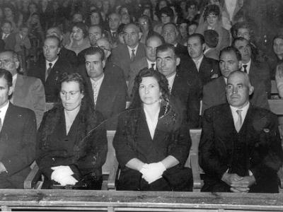 rosa0010  CERIMÒNIA DE LES CAMPANES 1961. FILA 1: JOSEP ORONICH, TRESA SALA, MARIA PAU I DOMINGO RIBELLES. FILA 2: VENANCIO LLOVERA, PEPE SOBREPERE, PRUDENCI JOVELLS, RAMON FALCÓ. 3 FILA:RAMON FLIX, FRANCISCO MIQUEL, ANTONIO GÓMEZ I SISCO MIQUEL: fILA 4: MIQUEL JOVELLS. LA DONA GRAN DE L'ESQUERRA PODRIA SER L' ELVIRA FARRAN.