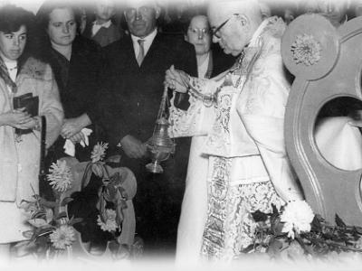rosa0011  CERIMÒNIA DE LES CAMPANES 1961. RAMONA PUIG, MUNDETA "PERXI", DOMINGO RIBELLES, MARIA SENDRA I EL BISBE AURELIO DEL PINO.