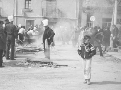 Escaner21  MATANÇA DEL PORC:  EL NEN JAUME BONET. "MARINA". JAUME PALLAS, VICENT, MIQUEL RIBELLES EL DE LA JAQUETA (POTSER).