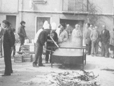 Escaner23  MATANÇA DEL PORC: SARDÀ I SENYORA, ANA BELLET, RAMON SIMÓ, LLUÍS SEGURA, PEPETA ORONICH, ELEUTERI VILELLA, MIQUEL "DOMINGUETA VELL", BELLET "VELL TONET" I RAMON VALLVERDÚ.