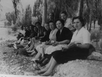 Lourdes  FENT UN PICNIC AL VIAGE A LURDES.  la de la blusa blanca: Inés, la primera de dal la Sr. Joaquima, la mestra.