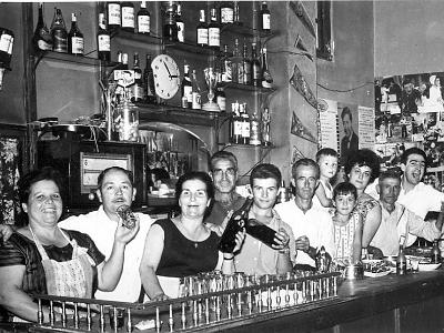 cafeuropa1  MARIA REY, JOSEP Mª D'ARBECA, CECILIA MATEU, FRANCISCO MATEU TOST, FRANCISCO FALCÓ "SERENET", ANTONIO LOPEZ, CONRAD SANS, ANTONIETA SANS, MARIA LLOVERA, TON ANGLADA I PEPITO DE BARELONA.