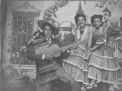 domin0037  EL GUITARRISTA ?, ROSAURA I RAMONA OLIVART.