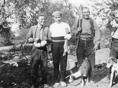 fulleda0008  UNA BONA CACERA DE LA FAMILA DE  CAL FULLEDA. L'ESTEVE ROCA, L'ALBERT ROCA, UN DE CAL MARQUET I L'ALTRE NO SABEM QUI ES.  SURT ELL SOL A L'APARTAT DE RETRATS.