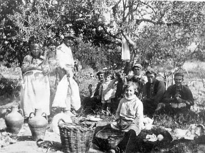 fulleda0009  ANYS 1925, PREPARANT L'APAT DESPRÉS DE LA CACERA.