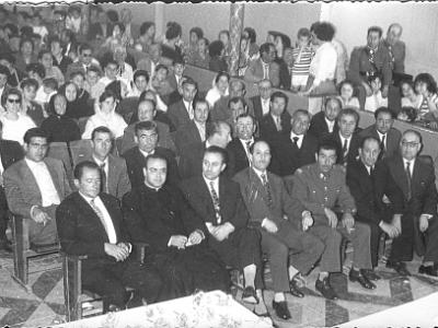 grup0022  FESTA DE LA VELLESA. PRIMERA FILA: RAMON VALLS, MOSSÈN JOAN QUER, (?), (?), SARGENT, JOSEP GÓMEZ MALLADA, SECRETARI I L'OCTAVI. SEGONA FILA: SR. MIQUEL, RAMON COSTAFREDA, PRUDENCI JOVELLS, RAMON FLIX, PERET SEGURA "POFARRAN", VENANCIO LLOVERA, JOSEP MIQUEL FARRAN I RAMON FALCÓ.