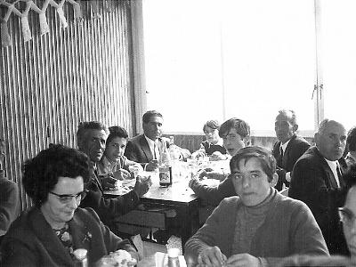 vermut-f  SENTATS A TAULA: EL JOSEP ROYO POMAR, JOSEP Mª ROYO ANGLADA, TIMOTEO CORRETJÉ, LLUÍS CORRETJÉ, ANTONIO LOPEZ I EL SEU FILL.