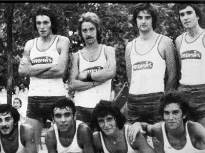 basquet  DRETS:  JOSEP BARBERÀ, RAMON PIQUÉ, JOSEP PAU I LLUÍS CASES. AGITATS:  JOSEP Mª COSTAFREDA, JOAN SIMÓ, FELIX RUIZ I ALFONSO RUIZ.