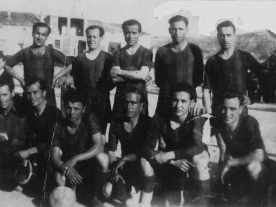 camp3  U. E. CASTELLDANS AL PRIMER CAMP DE FUTBOL, AMB DATA 14 D'AGOST DE 1946. JOSEP FARRÉ "FARRÉ NOU", RAMON COSTAFREDA "ROIG", JOSEP MIQUEL "JOSEPET DE L'ELVIRA", BEP "DEL BOCINS", VICTOR MIQUEL I JOSEP CUADRAT. ACOTXATS: MIQUEL LLADÓ "CIRERA", JOAQUIM FALCÓ "SERENET", BEP "DE L'ADELINA", JOSEP ROCA "ROMERO" O MIQUEL MARTÓ "COLET, ANTONI GÓMEZ I ANTONIO MIQUEL "DOMINGUETA".
