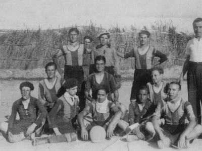 camp4B  U. E. CASTELLDANS AL PRIMER CAMP DE FUTBOL DE LA FEIXA. FILA !: LLUÍS SEGURA, ANTONIO SIMÓ I (?). FILA 2: BIENVENIDO BONET "SUSA", JOAQUIM FALCÓ "SERENET", ANTONIO MIQUEL "DOMINGUETA" I VESTIT "GARRA". FILA 3: (?), CAMILO SIMÓ "CUCO", BEP "MORENO", VICTOR MIQUEL, MIQUEL MARTÍ "COLET" I RAMON FLIX.
