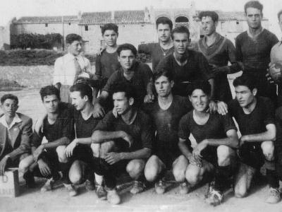 camp5  RAMON FARELL, LLUÍS BARBERÀ, RAMON LLOVERA, FRANCISCO SANS, RAMON RIBÉ, PAQUITO "VAQUER", SISCO ROSERA I VICTOR MIQUEL. ACOTXATS: JULIAN HIDALGO, RAMON BODET, JOSEP MODOL, MAURICI CORRETJÉ, RAMON "ROMERO", JOSEP BARBERÀ, MARC BELLET I CARMELO SIMÓ.