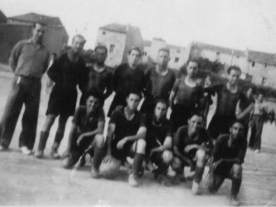 camp6  TEMPORADA: 1941-42: "GARRA", JOSEP FARRÉ, JOAQUIM FALCÓ, ANTONIO SIMÓ, BEP "DEL BOCINS", VICTOR MIQUEL I JOSEP MIQUEL. ACOTXATS: JOSEP CURCÓ "BEP AVELINA", ANTONIO GÓMEZ, ROCA "ROMERO PETIT", ANTONIO MIQUEL I JOSEP ROCA "ROMERO GRAN".