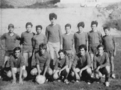 campjo  TEMPORADA 1972-73. DEMPEUS: RAMON MATEU, JOSEP Mª JOVELLS, LLUÍS CORRETJÉ, JOAN MATEU "GENARO", (?), DOMENECH SUÑÉ, AGUSTÍ COLUNGO I SISCO ORONICH. ACOTXATS: (?), JAVIER GARCIA, JOSEP BORRÀS, MIQUEL HUGUET I JOSEP FARRAN "PAXORRO".