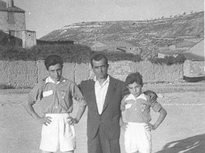 escanear0005  RAMON FALCÓ, JOAQUIM FALCÓ I SISCO FALCÓ. AL CAMP DE FUTBOL DE DARRERE L'AJUNTAMENT.