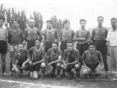futboly0002  (POTSER WIFREDO FERRER?), PAQUITO "BAQUÉ", RAMON LLOVERA, LLUÍS BARBERÀ, FUSTERET DE PUIGVERT, RAMON BODET, RAMON RIBÉ I(?). ACOTXATS: GARRUDET", RAMON ROCA "ROMERET", SISCO SANS, VENTURA DE PUIGVERT I JOSEPET BARBERÀ " DEL PONON".