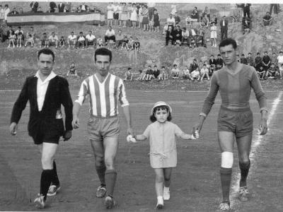 inaguració 1963  INAGUARACIÓ DEL CAMP DE FUTBOL ACTUAL, L'ANY 1963, CONTRA L'ALMACELLES. VICTOR MIQUEL, RAMON FALCÓ "SERENET". Mª TERESA BELLET I EL CAPITÀ DE L'ALMACELLES. RESULTAT 6-0. : Victor Miquel, Ramon Mateu
