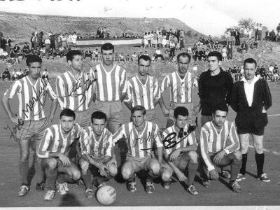 inaguració 1963  INAGURACIÓ DE CAMP DE FUTBOL ACTUAL L'ANY 1963. JOSEP MARFULL, EMILIO CURRIÀ, RAMON SEGURA, MORALES MATEU, RAMON RIBÉ, LLUIS FONTANA I VICTOR MIQUEL. ACOTXATS: LLUÍS AIGE, RAMON FALCÓ, ANTONIO CORNELLANA, RAMON BODET I FRANCISCO MATEU.