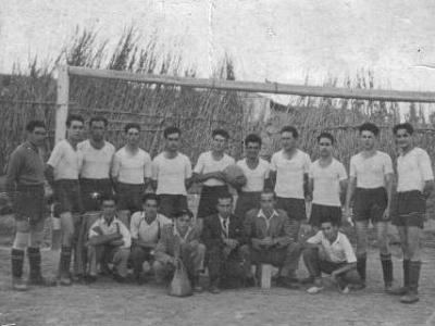 primer1  U.E. CASTELLDANS AL PRIMER CAMP DE FUTBOL DE LA FEIXA. ANTONIO SIMÓ "CUCO", FRANCISCO ROSERA, JOSEP SIMÓ "BOCINS", RAMON ROCA ·ROMERO PETIT", RAMON BONET "SUSA", JOSEP BARBERA "PONON", JOSEP CURCO "ADELINA", (?), (?), JOSEP SEGURA CORRETJÉ "CUCUPAN" I ROC FARRAN BAQUÉ. ACOTXATS: JOSEP JOVÉ "BEP DEL VOLAN", RAMON LLOVERA, MARC BELLET, ANTONIO FALCÓ "SERENET", EUGENIO MESSEGUER I (?).