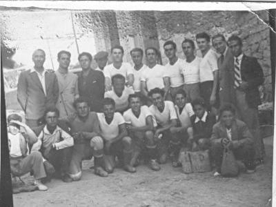 sansA0016  RAMON FLIX, FRANCISCO ROSERA MASIP, MACIÀ REBULL, JOSEP "CUCUPAN", JOSEP FARRE, VICTOR MIQUEL, TONET GÓMEZ, BENITO MESSEGUER, TONET FALCÓ, JOSEP BONET, "POFARRAN", (?), FELIPET SENDRA, MANOLO LAHUERTA, LAHUERTA I LLUÍS BARBERÀ.