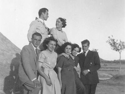 Duran0002  JOSEP BELLET I FALCÓ I RAMONA SALA I FALCÓ. ABAIX: FRANCESC PONS "PISTOL", PEPETA RUBIÓ "CALA VIVIANA", PEPETA MASIP, CARME SARDA I SERAPI DURAN I VALL.