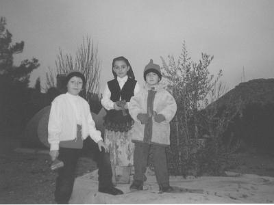 Escaner05  XAVIER BERNAUS, NOEMI LLOVERA I ROGER PRATS. FUTURS COLLIDORS D'OLIVES.