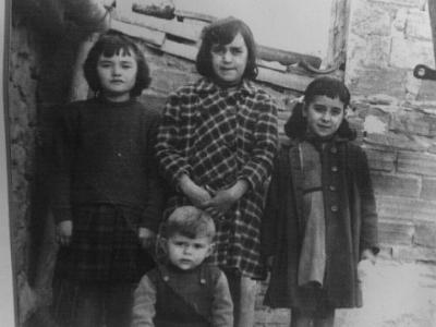 Tonet-1  Mª PILAR EZQUERRA, JOSEFINA I MERCÈ VALLVERDÚ. EL NEN ÉS L'EUGEN FILL DEL JOSEP CORRETJE SEGURA (CUCUPAN).