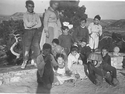 bonet0008  A L'ERMITA EL 8-3-56.  ELS DE DALT: MANUEL SARDÀ, CARME RIBELLES PAU, DEONISIO COSTAFREDA, JOSEP REBULL "JAN" I JOSEP Mª BONET, ABAIX: (?), (?), (?), (?), BEP BONET "MARINA", (?) I (?).