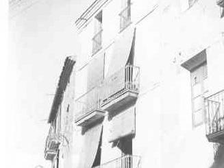 caljuneda1  AL CARRER MAJOR DAVANT DE CAL JUNEDA.