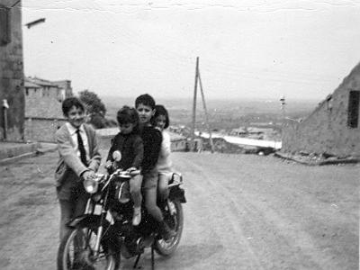 camil0006  CAMILO SIMÓ I ELS DE LA MOTO DEUEN SER ELS TRES GERMANS ARAGUES; MARI, RAMONA I JOSEP.