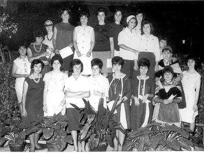 carmesere  CLAUSURA D'UN CURS DE LA SECCIÓ FEMENINA: pEPITA CURCÓ, SOFIA MIQUEL, RAMONA PUIG, LOLITA LLOVERA, BALBINA BERNAUS, TRESINA GÓMEZ, Mª TERESA REBULL, Mª CARME RIBELLES, MONTSERRATCARBONELL, ROSER RAMIS, CARME SEGURA, Mª TERESA BOTÉ, Mª PILAR JOVELLS, (FORASTERA), ROSITA REBULL, CARME BOTÉ, RAMONA PEIRÓ I CARME SALA. LES DOS PUBILLES APOL·LÒNIA PALLÀS I ROSITA RUBIO.