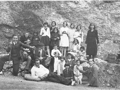 castellgrup3  SÓN ELS MATEIXOS S'ABANS. EL PRIMER DE L'ESQUERRA ELJOSEP MIQUEL, L'ÚLTIMA DONA DE LA DRETA ÉS LA RAMONA SANS I L'HOME ESTIRAT AL TERRA ÉS EL RAMON SANS. I LA RESTA ?