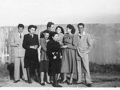 domin0008  SALVADOR SUÑÉ, RAMONA OLIVART, ....PEPITA VALERO,JOSEP BONET BORONAT EL DEL TRAJE.