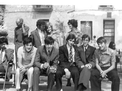 elvira0002  DEMPEUS: EL PRUDENCI JOVELLS, L'AGUSTÍ ORONICH, ESTEVE MONZONÍS I SENYORA, (?).   SENTATS: JOAN FARELL, HUMBERT RIBELLES, JOSEP MARIA SOLÉ, MIQUEL HUGUET, JOSEP FARRAN I SISCO "FLORENTINA"..