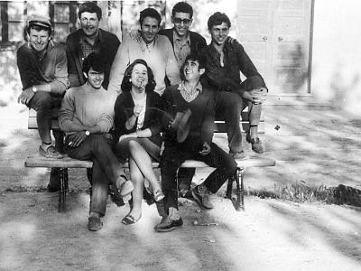 escanear0009  JOSEP BONET "MARINA", JOSEP Mª BONET "SEC", JOSEP RAMON RIBELLES "PIERETA", JOSEP FARRE "BEP TORRA", JOSEP RAMIS. SENTATS: DANIEL TORRES "GROS", CARME SEGURA I SISCO GÓMEZ "DOMINGUETA".