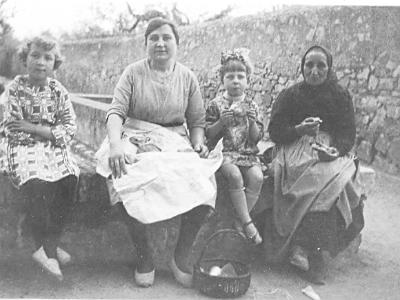 fulleda0006  MARCELINA ROCA MASIP, DOLORES ROCA, LOLA SARDÀ I TRESA VALLVERDÚ. 1920.