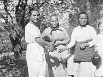 fulleda0011  1925. LA PRIMERA DE L'ESQUERRA ES DE CAL GANANCIETES I LA TERCERA ES LA PERPETUA MASIP CUADRAT.